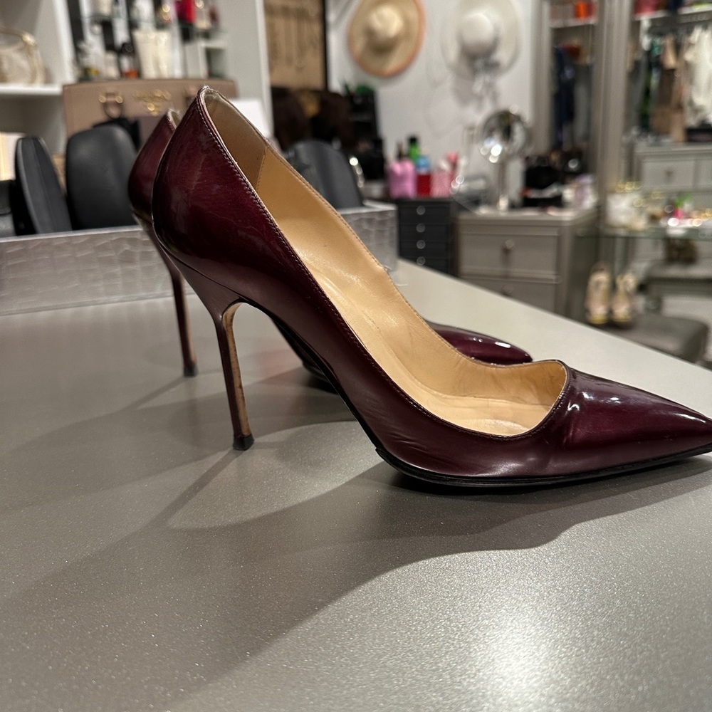 Manolo Blahnik burgundy pumps - Picture 3 of 7